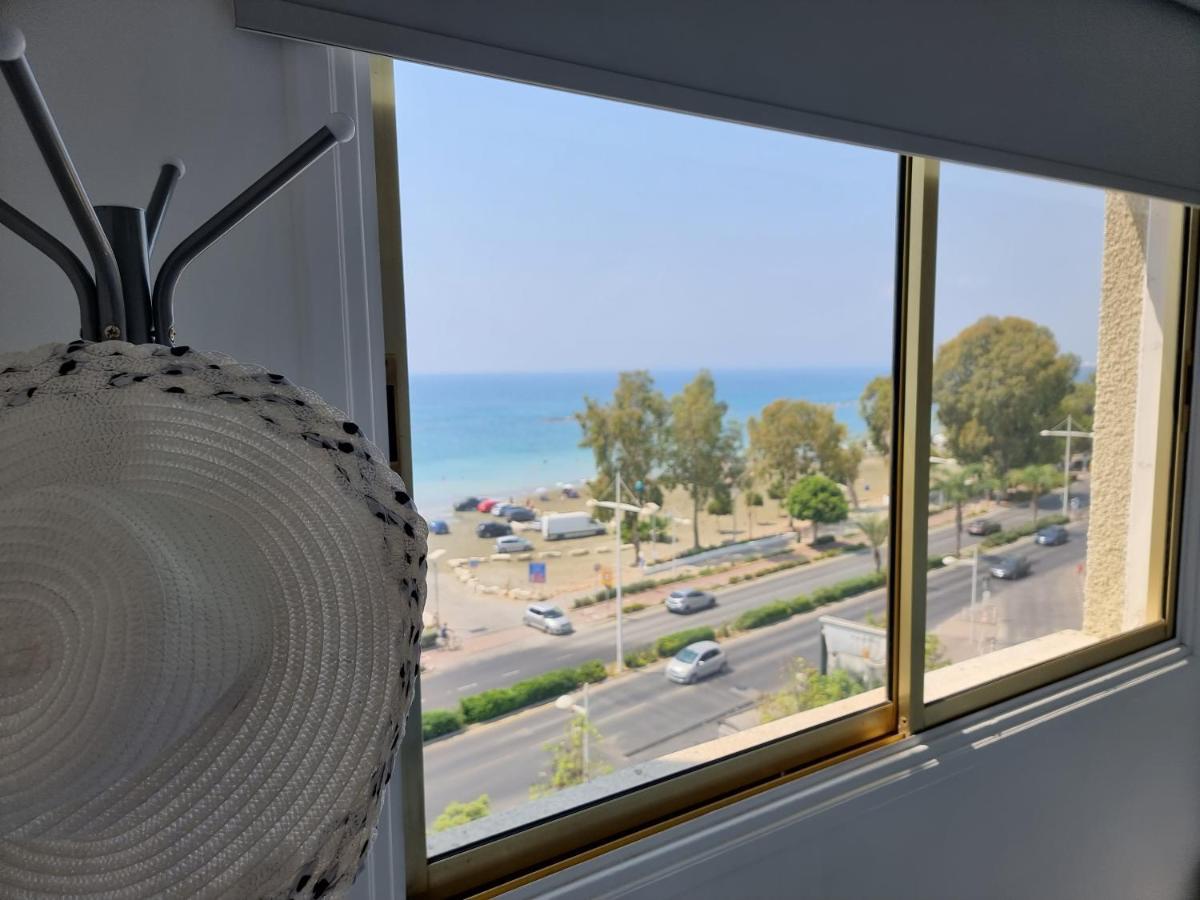 Super Modern Beachfront 1 Bedroom - Sleeps 4 Limasol Dış mekan fotoğraf