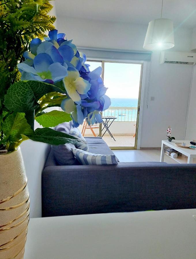 Super Modern Beachfront 1 Bedroom - Sleeps 4 Limasol Dış mekan fotoğraf