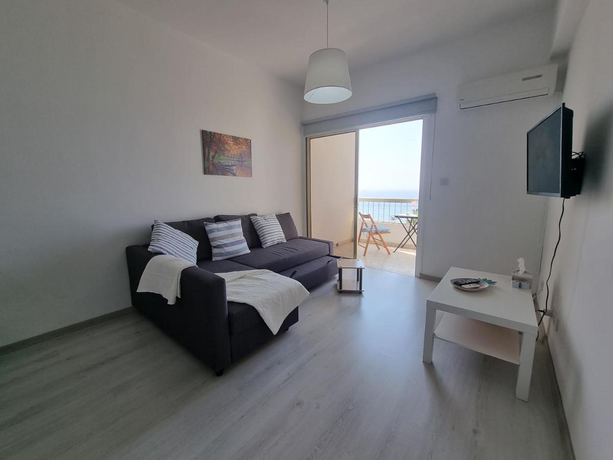 Super Modern Beachfront 1 Bedroom - Sleeps 4 Limasol Dış mekan fotoğraf